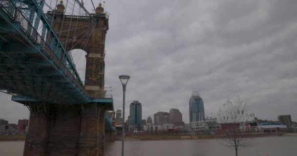 Caminando Hacia Adelante Video Bridge Cincinnati Ohio Skyline Ohio River — Vídeo de stock