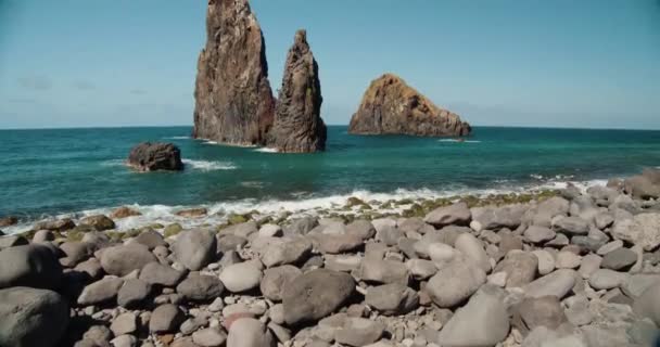 Pebble Beach Formações Rochosas Vulcânicas Ilheus Rib Ribeira Janela Madeira — Vídeo de Stock