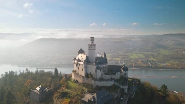 Εναέρια Drone Του Κάστρου Marksburg Μια Ηλιόλουστη Μέρα Braubach Γερμανία — Αρχείο Βίντεο