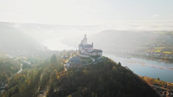 Aérea Cinematográfica Del Castillo Marksburg Cima Una Colina Braubach Alemania — Vídeos de Stock