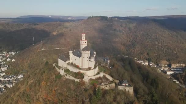 Κάστρο Marksburg Στην Κορυφή Του Λόφου Πάνω Από Την Πόλη — Αρχείο Βίντεο