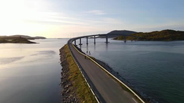 Flygfoto Bro Som Når Över Fjord Nordnorge Ett Vackert Landskap — Stockvideo