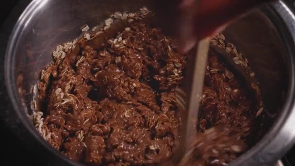 Main Brassant Pâte Pour Délicieux Gâteau Gâteau Avoine Chocolat Cuisson — Video