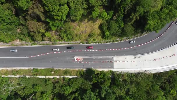 Vista Aérea Para Baixo Construção Estrada Perto Floresta Verde — Vídeo de Stock