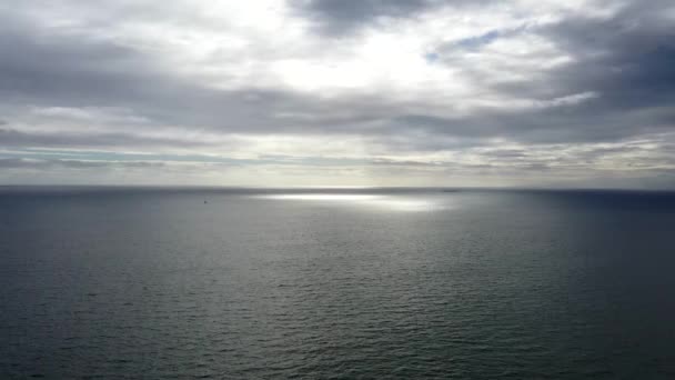 Widok Lotu Ptaka Krajobraz Oceanu Ogromny Obszar Wody Chmurami Burzowymi — Wideo stockowe