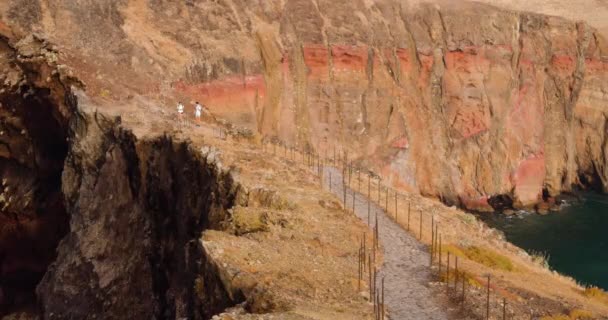 ポルトガル マデイラ島のポンタ サオの風景の中を歩くカップル ワイドショット — ストック動画