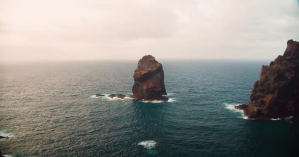 Höga Klippor Med Sten Havet Madeiras Kust Vid Ponta Sao — Stockvideo