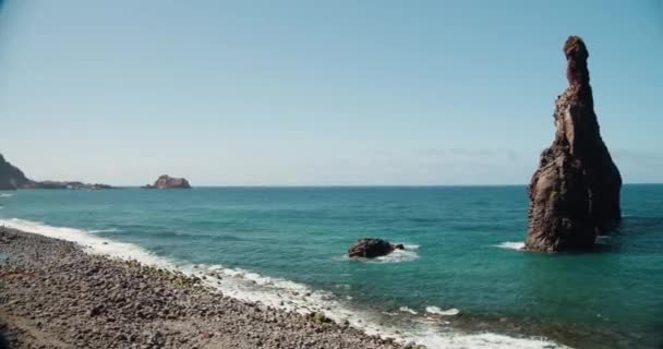 火山岩の形成とリベイラ ジャネラ マデイラ ポルトガル パンニングショット — ストック動画
