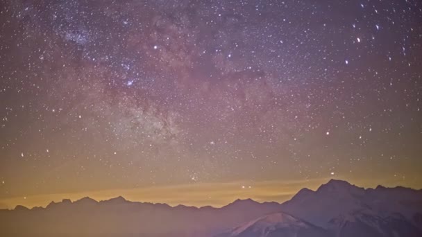 時間の経過 夜の天の川銀河の落下する星を飛んで 山の範囲の風景と空の美しい移動宇宙流星 — ストック動画