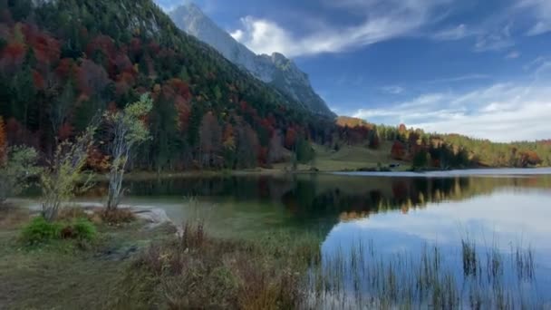 Panning Tiro Lago Ferchen Refletindo Picos Das Montanhas Karwendel Fundo — Vídeo de Stock