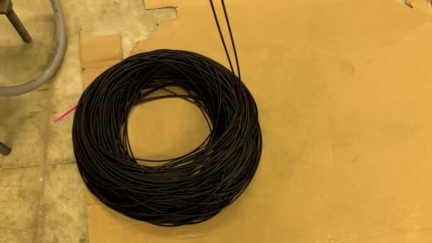 热塑性橡胶圈绳生产后掉在地板上的卷筒 — 图库视频影像