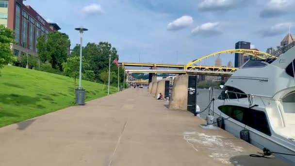 Caminar Orilla Norte Frente Río Pittsburgh — Vídeo de stock