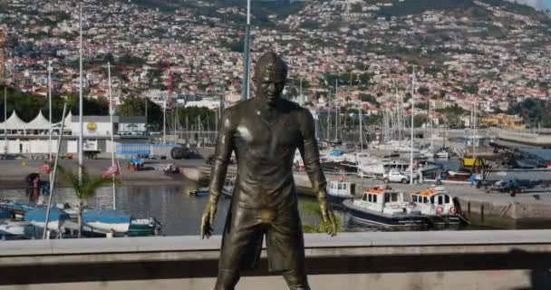 Cristiano Ronaldo Bronze Statue Funchal Madeira Portugal Gimbal Shot — Stockvideo
