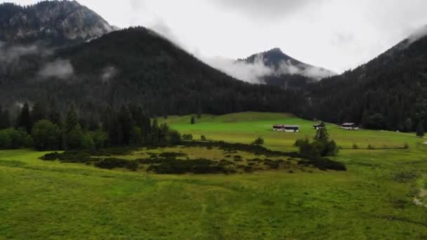 Chuva Verão Vale Alpino Tranquilo Paisagem Montanhosa Cênica Vista Aérea — Vídeo de Stock