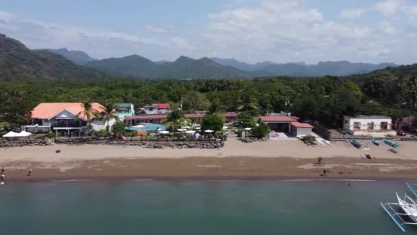 Drone Volando Lado Sobre Playa Mostrando Ciudad Barcos Personas Batangas — Vídeo de stock