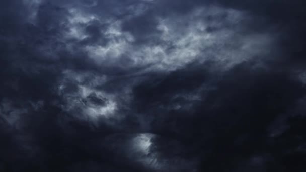 Onweersbuien Weersveranderingen Donkere Wolken Blikseminslagen Lucht — Stockvideo