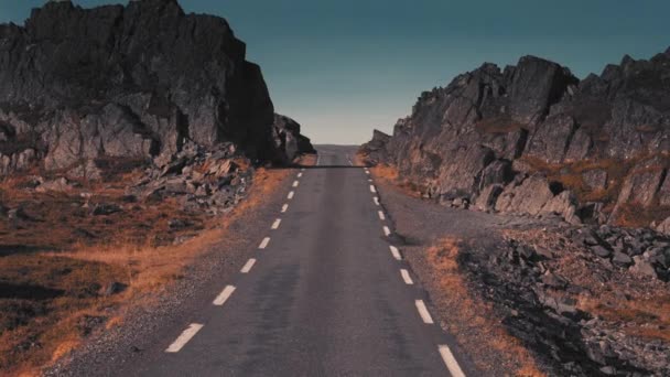 ドリーズームだ ギザギザの岩の間の狭いアスファルトの道路 — ストック動画