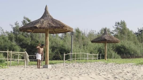 Дзюрчання Індійця Який Займається Йогою Пляжі — стокове відео