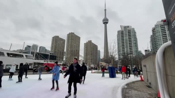 Toronto Harbourfront Skating Winter Tower Background Janeiro 2022 Skating Urban — Vídeo de Stock
