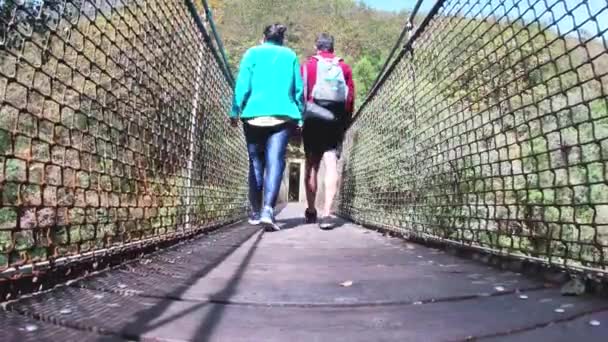 Güneşli Bir Günde Fragas Eume Galiçya Asma Köprüden Geçen Maceracı — Stok video