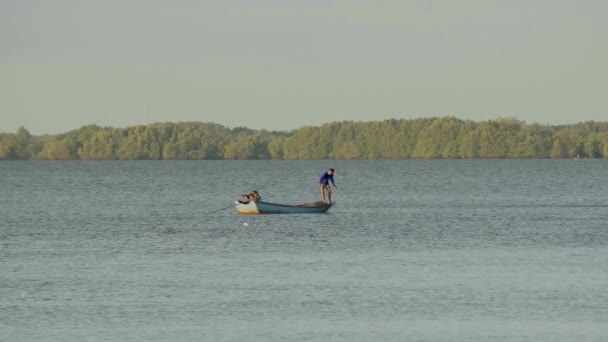 Místní Thajský Rybář Stojící Přídi Své Lodi Plovoucí Řece Chanthaburi — Stock video