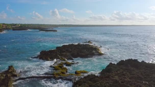 Sea Waves Splashing Rocky Coast Boca Yuma Δομινικανή Δημοκρατία Εναέρια — Αρχείο Βίντεο