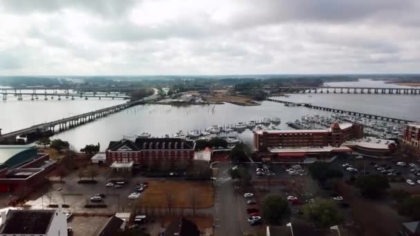 Antenne Van Bruggen Die Leiden Naar Nieuwe Bern North Carolina — Stockvideo