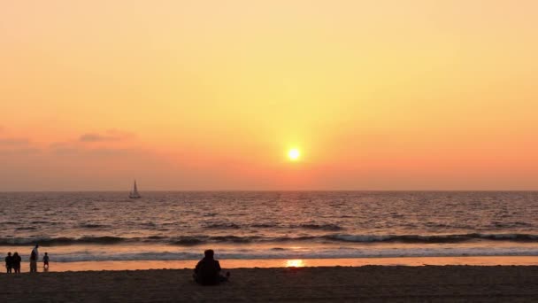 Menschen Beobachten Den Sonnenuntergang Strand — Stockvideo