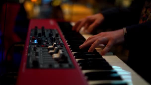 Joven Músico Tocando Teclado Electrónico — Vídeo de stock