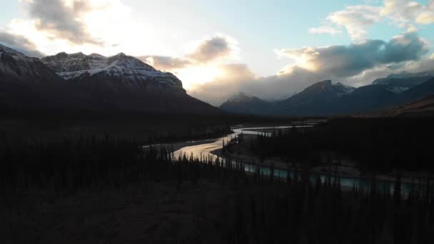 Panning Széles Légi Drón Kilátás Észak Saskatchewan Gleccser Folyó Völgyében — Stock videók