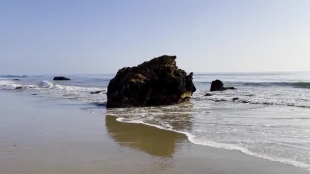Θέα Στον Ωκεανό Κύματα Κυλούν Μια Αμμώδη Παραλία Στο Μαλιμπού — Αρχείο Βίντεο