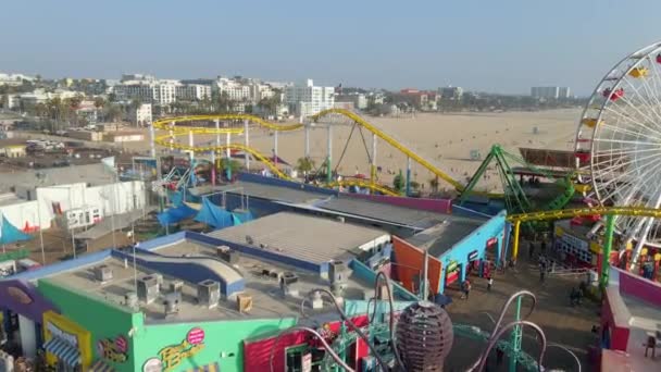 Luftaufnahme Von Themenpark Fahrgeschäften Santa Monica Pier Kalifornien — Stockvideo