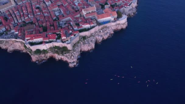 Kayakers Flyter Bredvid Ikoniska Medeltida Staden Dubrovnik Med Mjuk Eftermiddag — Stockvideo