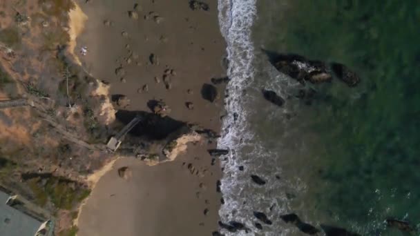 Гарний Пляж Ель Матадор Малібу Каліфорнія Хвилі Розбиваються Скелі — стокове відео