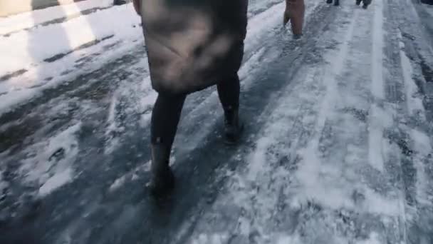 Mujer Caminando Camino Resbaladizo Hielo Invierno Helada — Vídeos de Stock