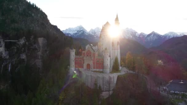 Zamek Neuschwanstein Spektakularnymi Promieniami Światła Między Idyllicznymi Wieżami Antena — Wideo stockowe