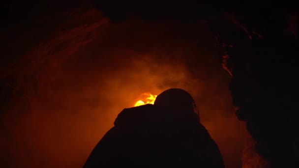 Silhueta Jovem Explorando Uma Caverna Cheia Fumaça Com Sua Tocha — Vídeo de Stock