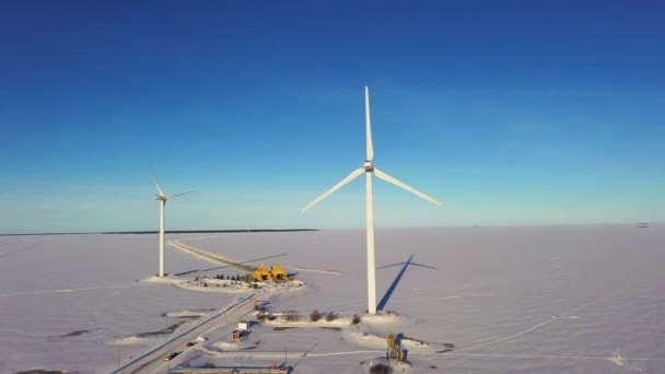 Luftaufnahme Von Windkraftanlagen Der Bucht Von Oulunsalo Finnland Umlaufbahn Drohnenschuss — Stockvideo