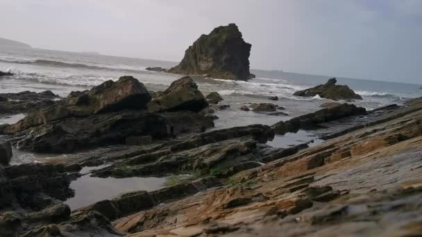 Прилив Вокруг Камней Галечном Пляже Броад Хейвене Западный Уэльс Ранним — стоковое видео