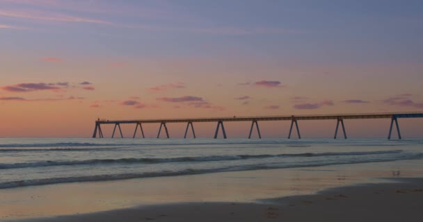 Причал Пляжі Під Час Романтичного Заходу Сонця Пастельними Кольорами Франції — стокове відео