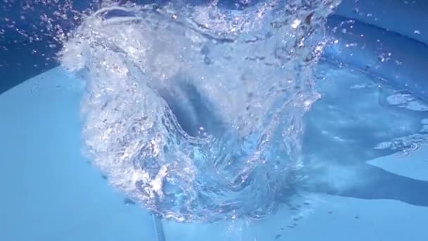 Water Dat Langzaam Een Zwembad Valt — Stockvideo