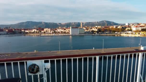 Prachtig Uitzicht Aanlegsteiger Stad Aan Kustlijn Reizen Van Split Naar — Stockvideo