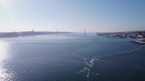 Ponte Abril Daleka Sfilmowany Przez Drona Dużej Wysokości Nad Tejo — Wideo stockowe