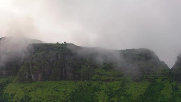 Hermoso Día Niebla Vuelo Aéreo Hacia Formación Rocas — Vídeos de Stock