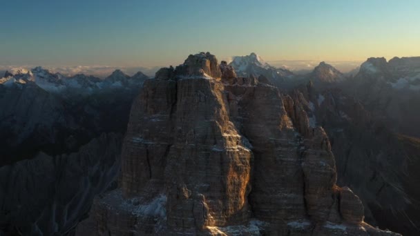 Drone Cinemático Rotativo Tre Cime Lavaredo Itália Centrado Pico Rochoso — Vídeo de Stock