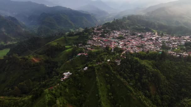 コロンビアの緑豊かな熱帯の山々の小さなカラフルな町 — ストック動画