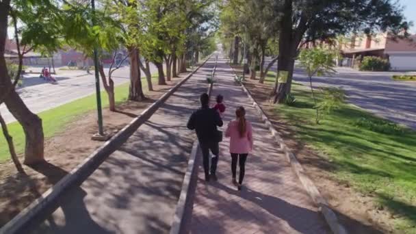 Korulukta Yürüyen Bir Aile — Stok video