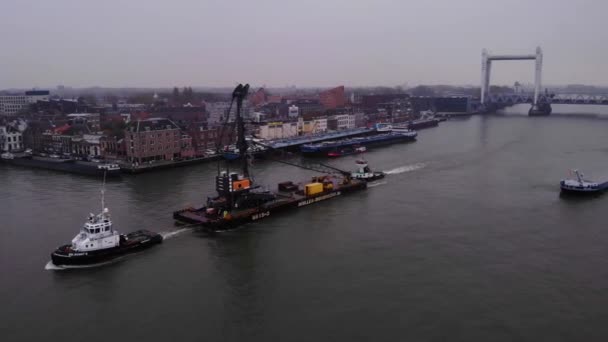 Schlepper Ziehen Plattbodenkran Mit Lastkähnen Fluss Oude Maas Dordrecht Niederlande — Stockvideo