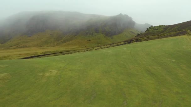 Volar Sobre Campos Verdes Islandeses Con Montañas Fondo Niebla Mística — Vídeos de Stock