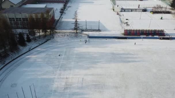 Ομάδα Δρομέων Ζέσταμα Στο Χιονισμένο Αθλητικό Πεδίο Χειμώνα Προθέρμανση Drone — Αρχείο Βίντεο